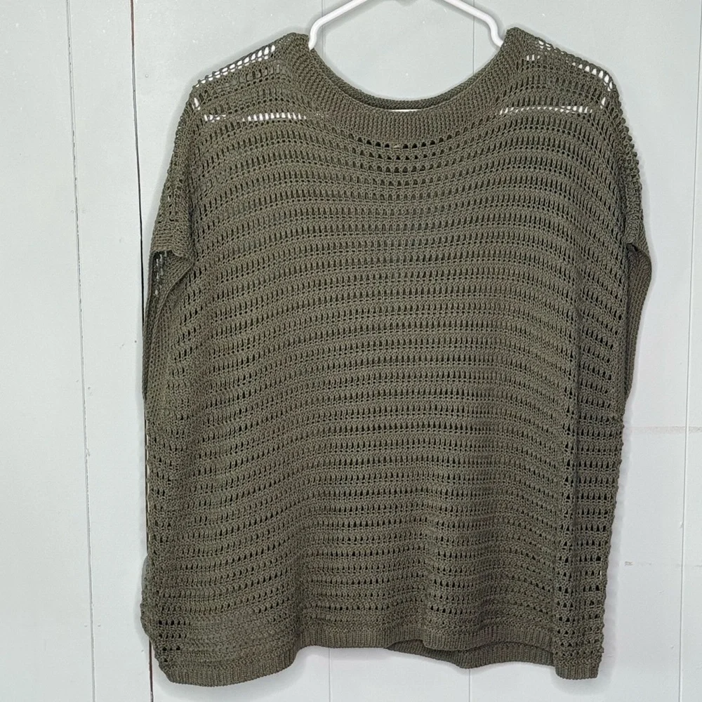 ⭐️3/$25⭐️ Olive Green Knit Women's Top - Picture 2 of 2